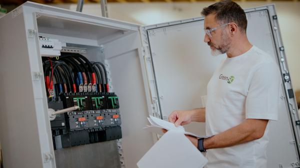 Pourquoi des tableaux électriques sur mesure sont essentiels pour vos installations photovoltaïques